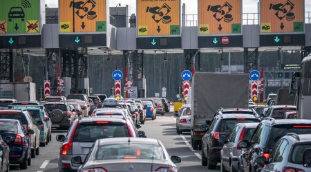 Кто платит за платные дороги, проезды и парковки в такси: разбираемся в деталях